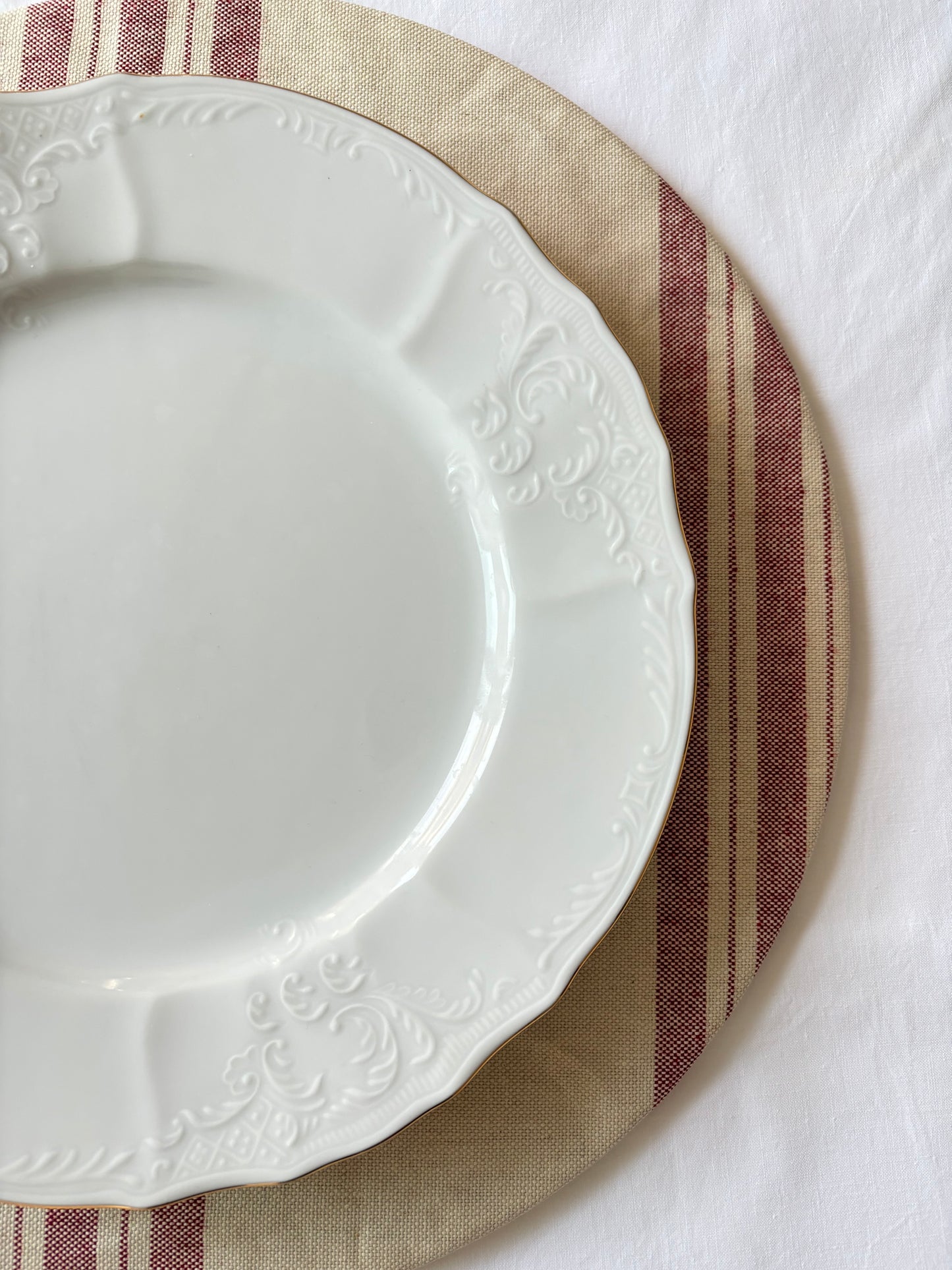 Funda bajo plato beige con rayas rojas resinado