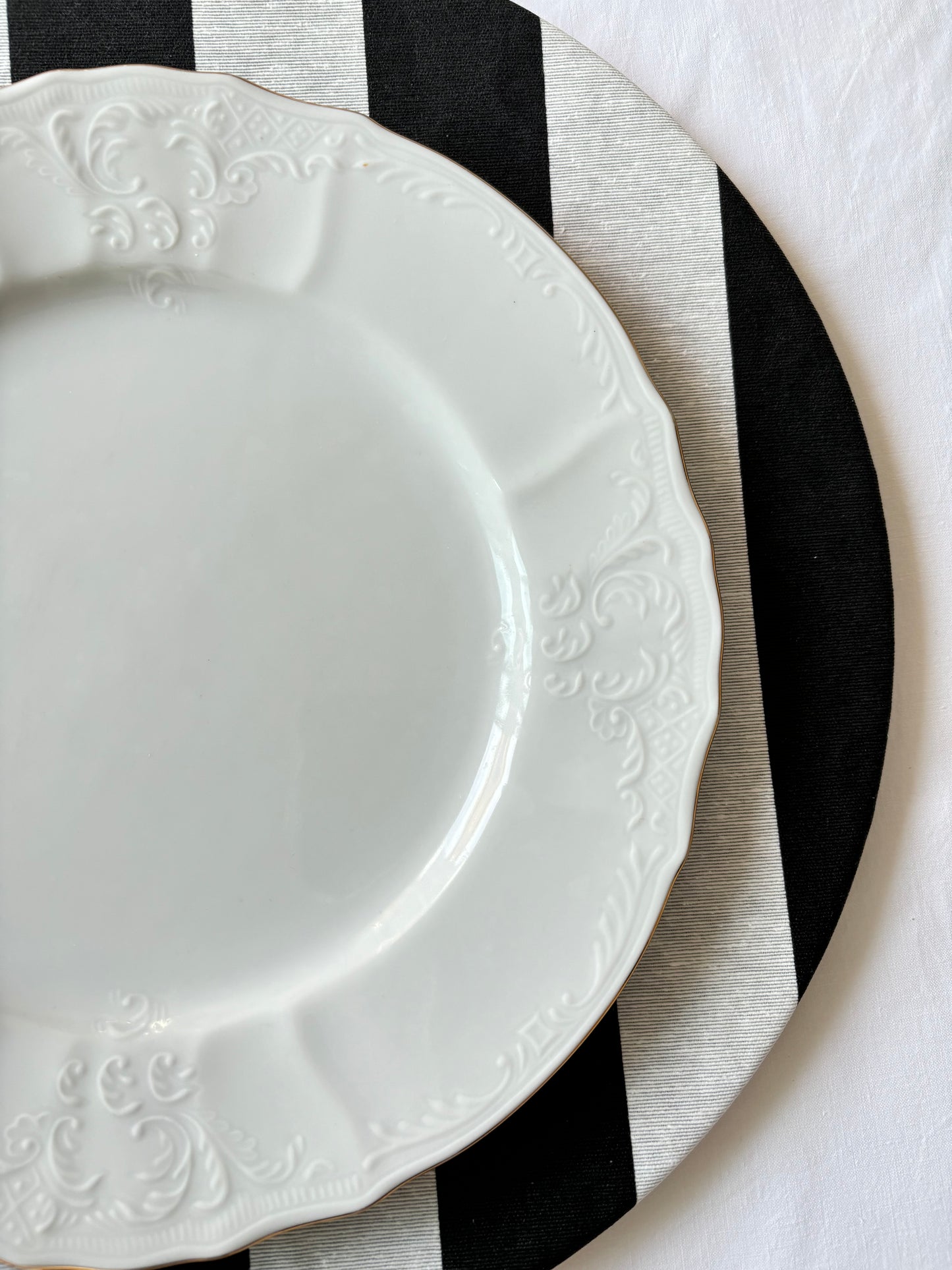 Funda bajo plato blanco y negro resinado
