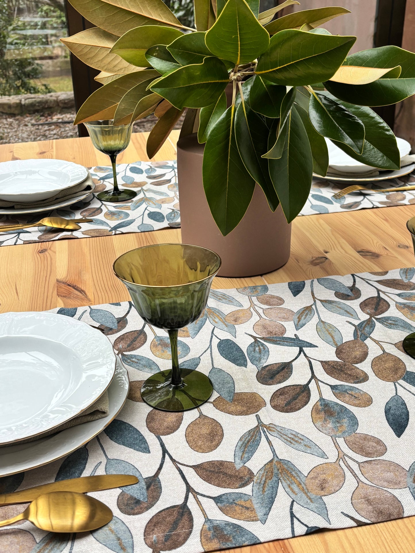 Camino de mesa hojas martones