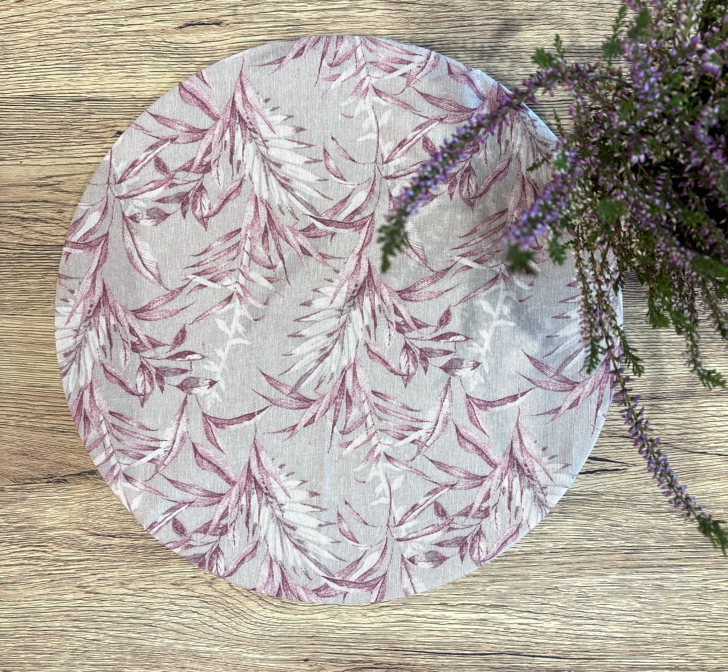 Funda bajo plato hojas granates