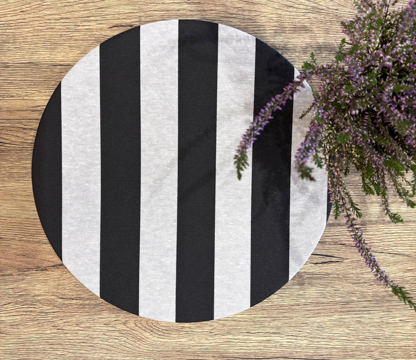 Funda bajo plato blanco y negro resinado