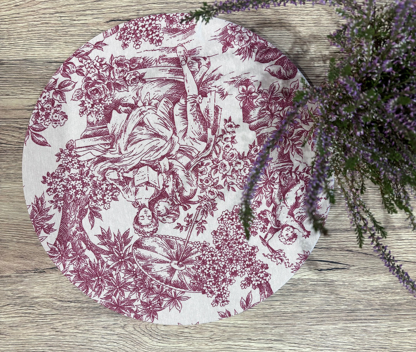 Funda bajo plato Toile de Jouy rojo
