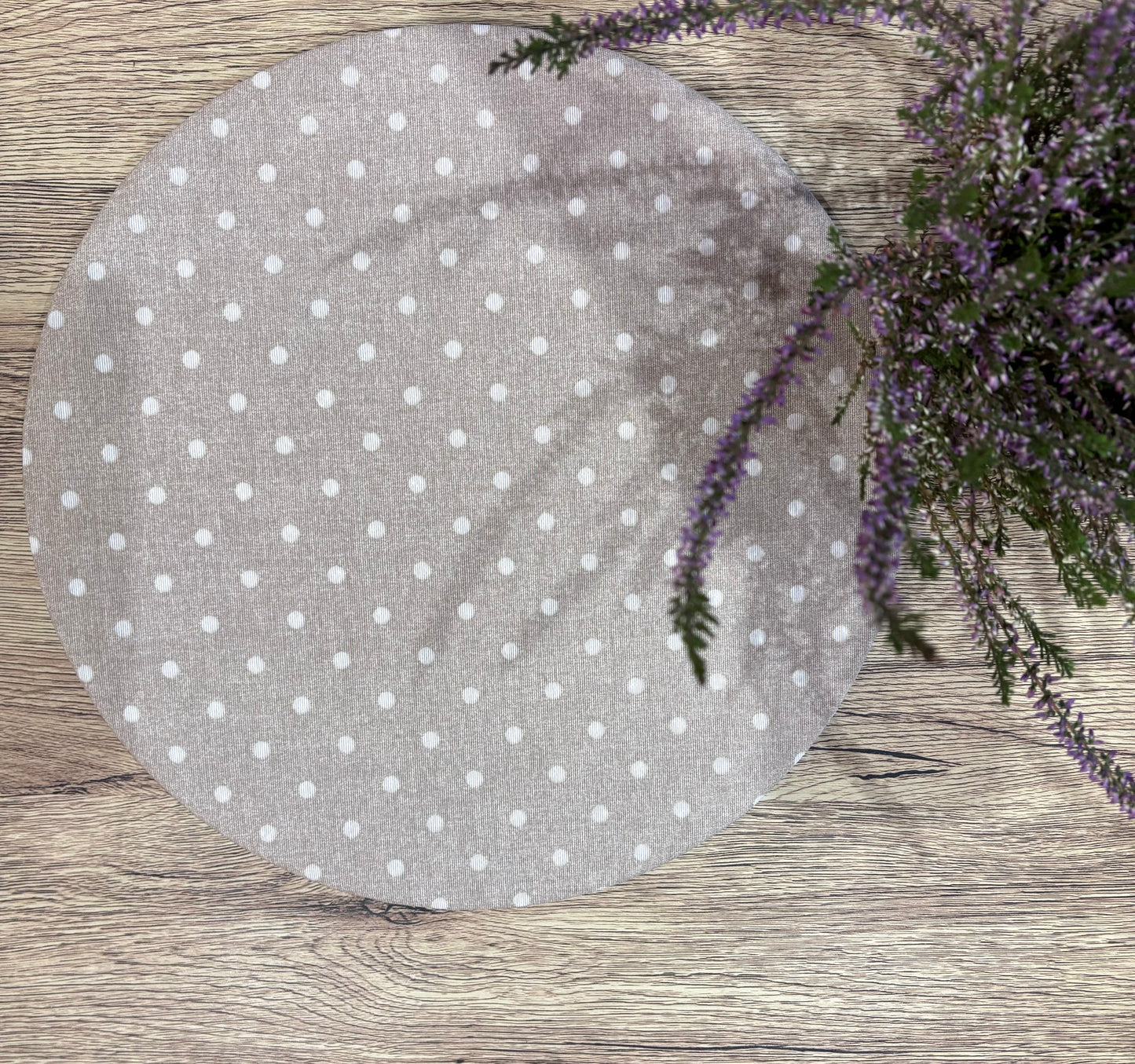 Funda bajo plato lunares beige y blanco resinados