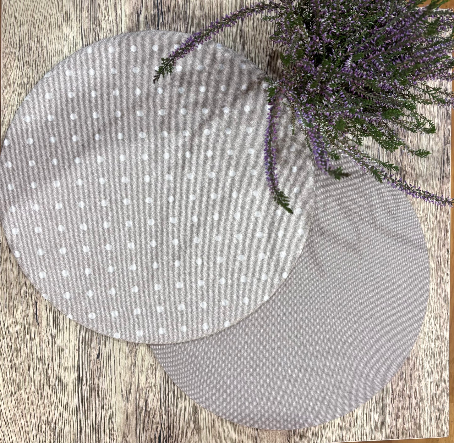 Funda bajo plato lunares beige y blanco