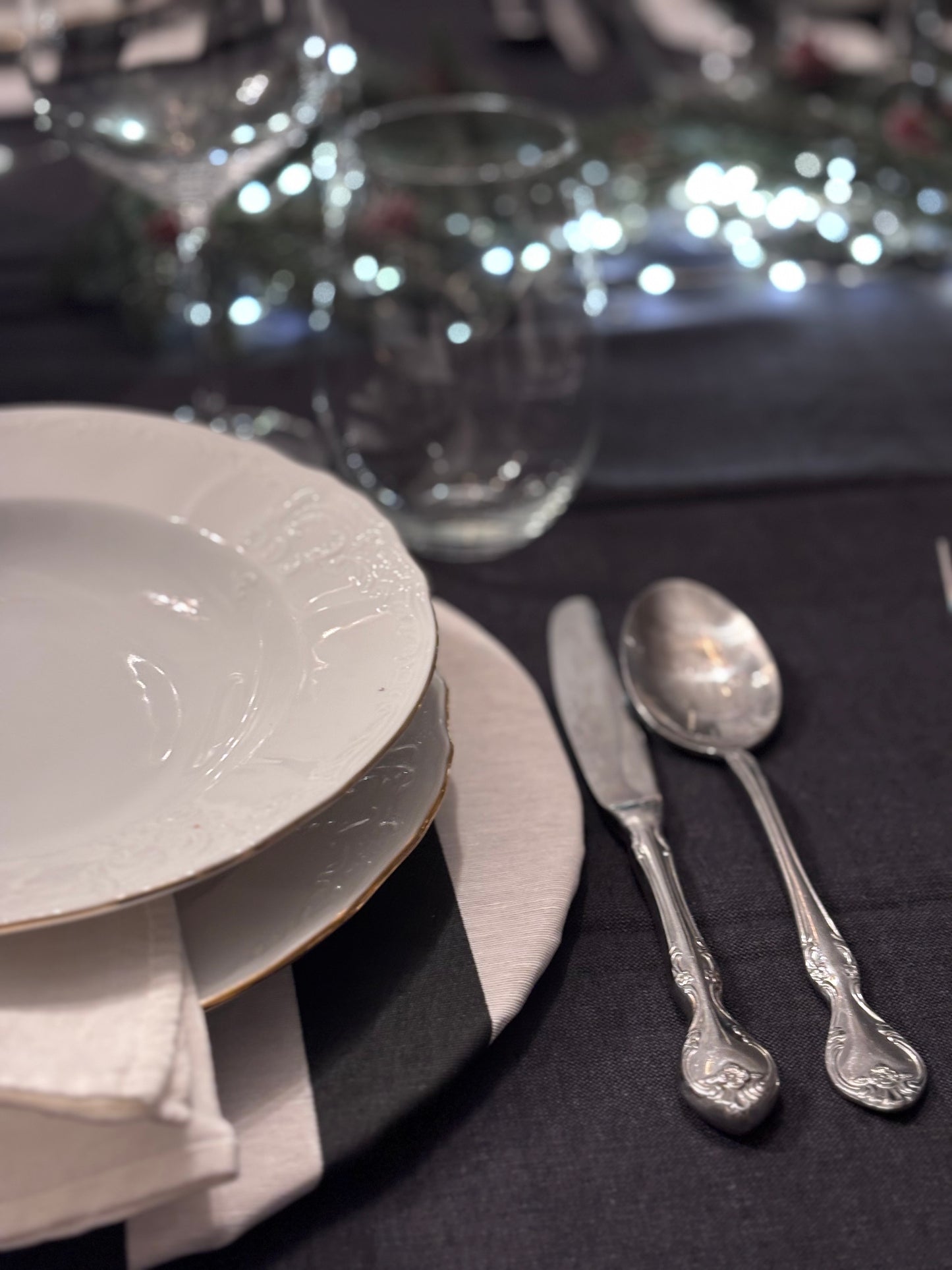 Funda bajo plato blanco y negro resinado