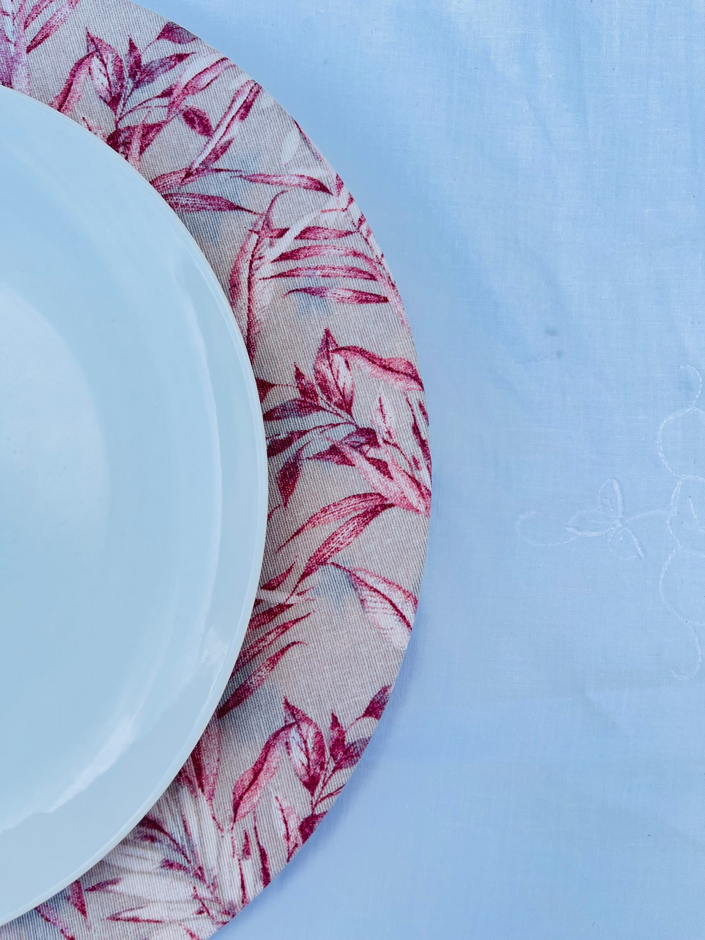 Funda bajo plato hojas granates