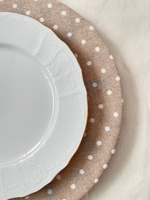 Funda bajo plato lunares beige y blanco resinados